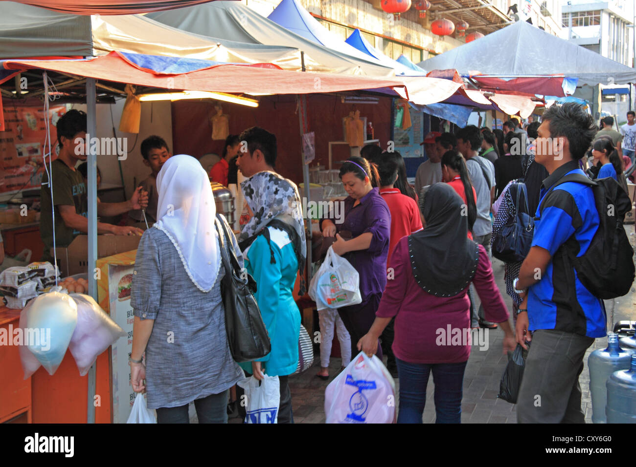 Des stands de nourriture rapide derrière la gare routière, le centre-ville de Sandakan, Sabah, Bornéo, Malaisie, en Asie du sud-est Banque D'Images