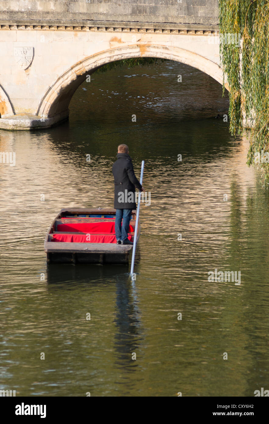 Un parieur dans 'le dos' à la Trinity bridge sur la rivière Cam, Cambridge, Angleterre. Banque D'Images