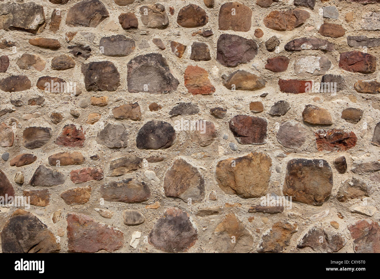 Une image de fond avec le détail d'un vieux mur traditionnel fabriqué à partir de pierres, de cailloux Banque D'Images