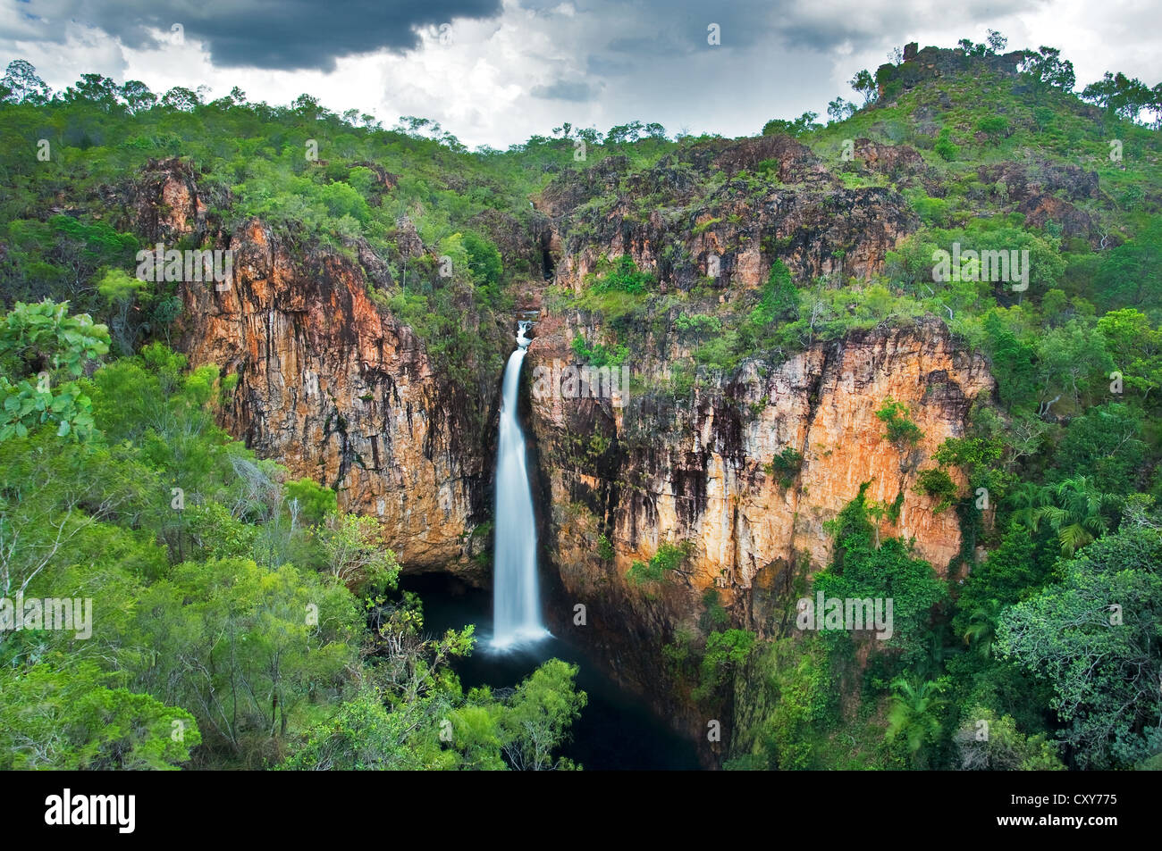 Tolmer Falls sous des nuages menaçants pendant la saison humide. Banque D'Images