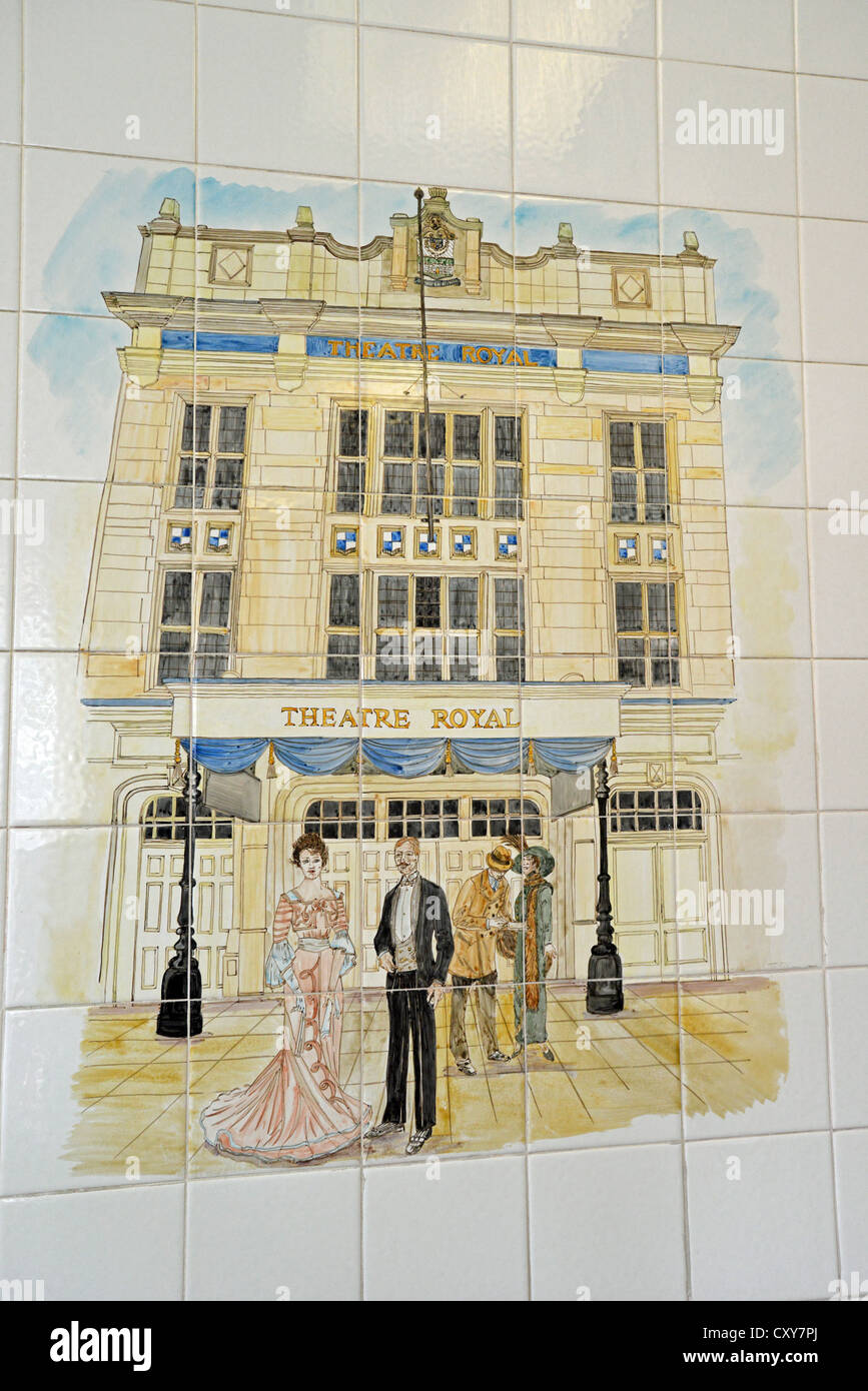 Théâtre Royal Windsor Vintage murale tuile en Gentleman's toilettes, Windsor, Berkshire, Angleterre, Royaume-Uni Banque D'Images