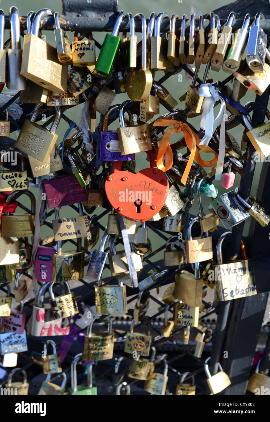 Lover's cadenas ou serrures de l'amour qui l'ornent de nombreux ponts à Paris, France Banque D'Images