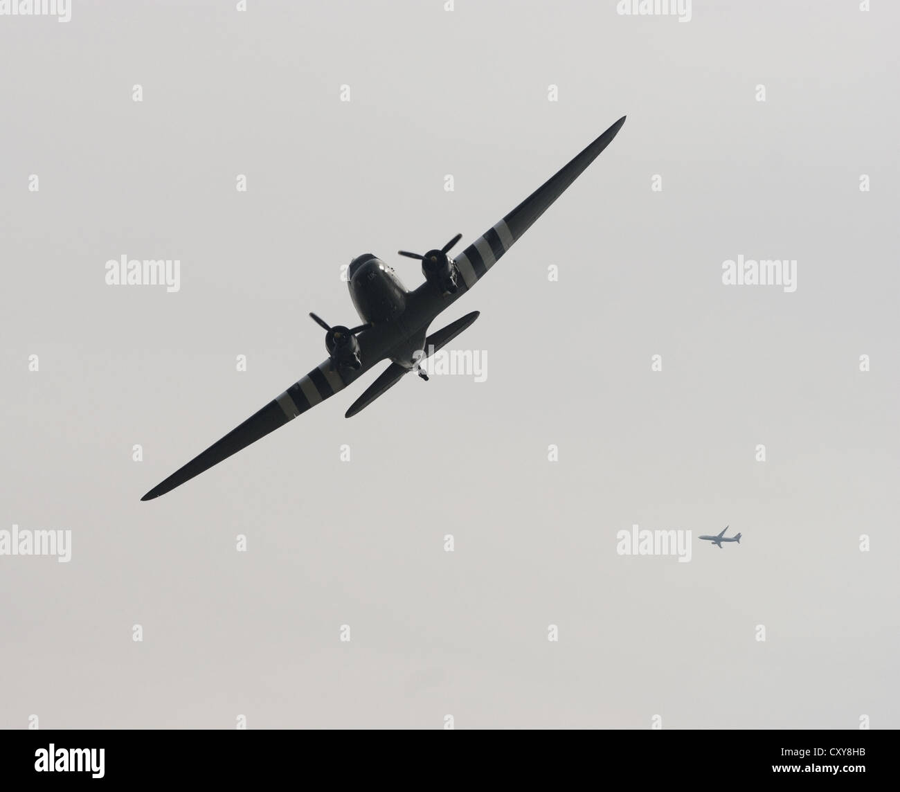 Douglas C-47 Skytrain avec D-Day caractéristiques et un modèle avion de jour dans l'arrière-plan Banque D'Images