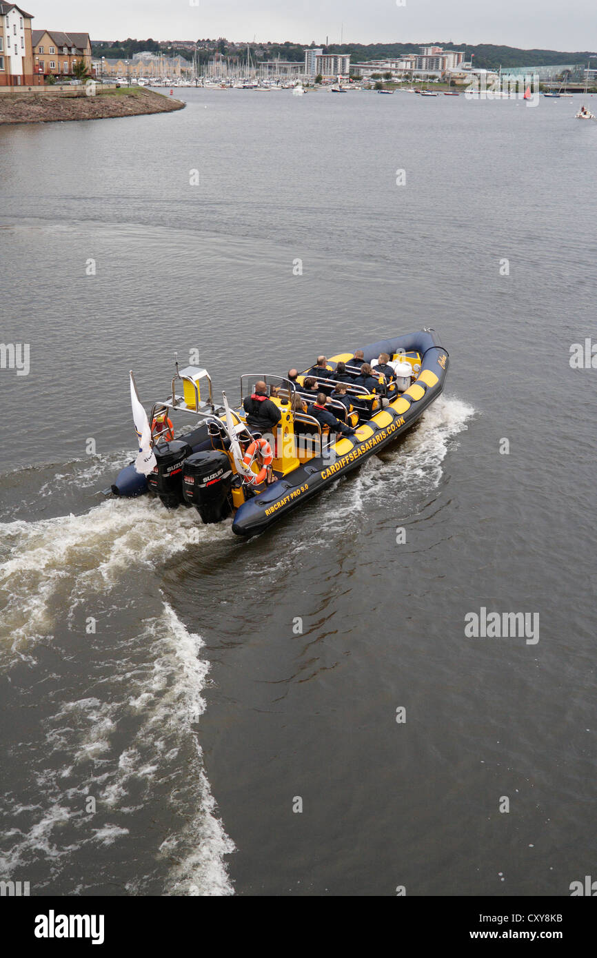 Bateau pneumatique bateau de vitesse de retourner à Cardiff Bay Banque D'Images
