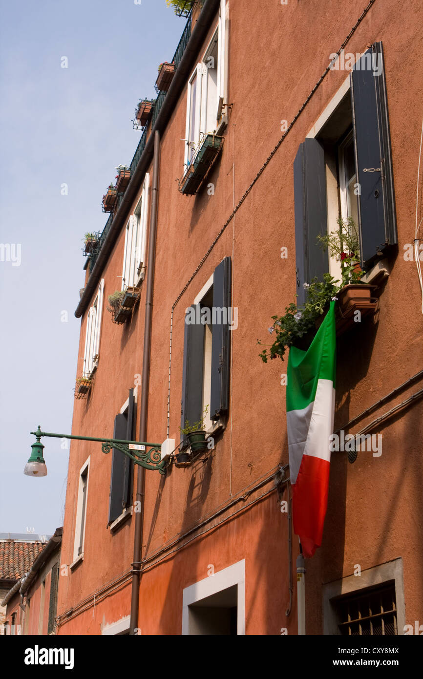 Drapeau Italien sortir d'une fenêtre Banque D'Images