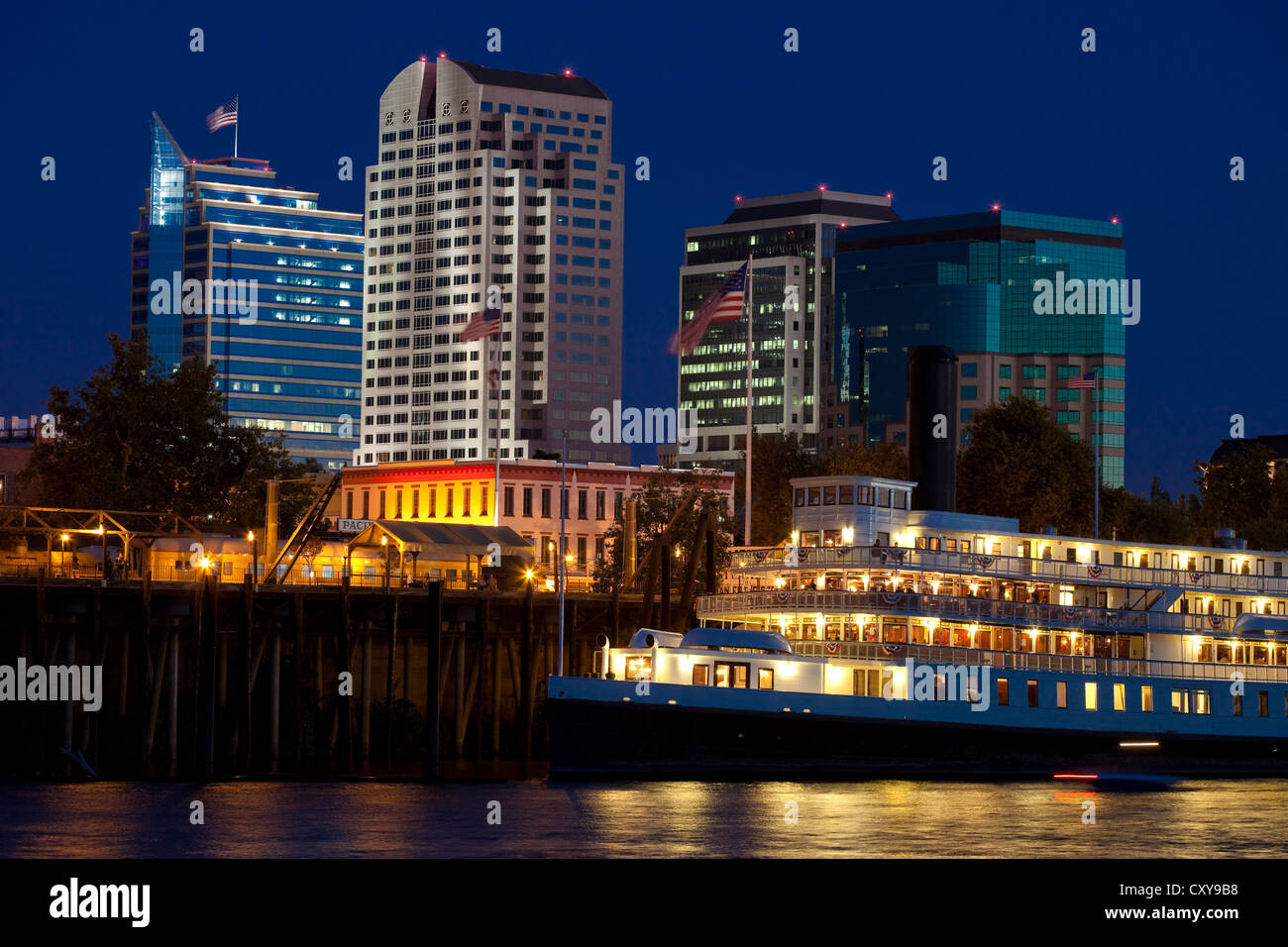 Le centre ville de Sacramento City skyline sur la rivière Sacramento, y compris le Delta King river boat. Banque D'Images