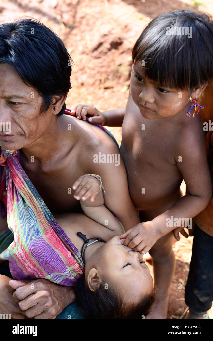 Un jeune Ann , parfois appelé Eng, fille avec son père et d'enfant de bébé dans son village dans les collines Shan de l'Est de l'état Shan Banque D'Images