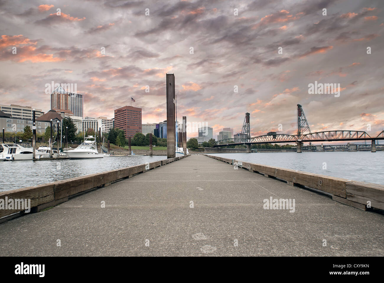 Oregon Portland Downtown Waterfront City Skyline par Willamette River Marina au coucher du soleil Banque D'Images