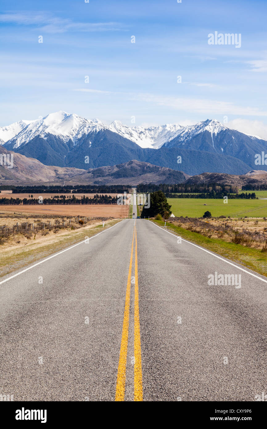 State Highway 73, la route de la côte ouest, près du lac de Grasmere dans Canterbury, Nouvelle-Zélande. Banque D'Images