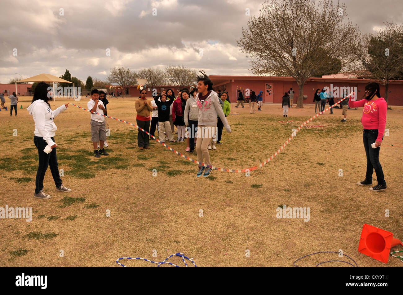L'école élémentaire, les élèves de 5ème l'exercice pour un programme de collecte de fonds dans la région de Tucson, Arizona, USA. Banque D'Images
