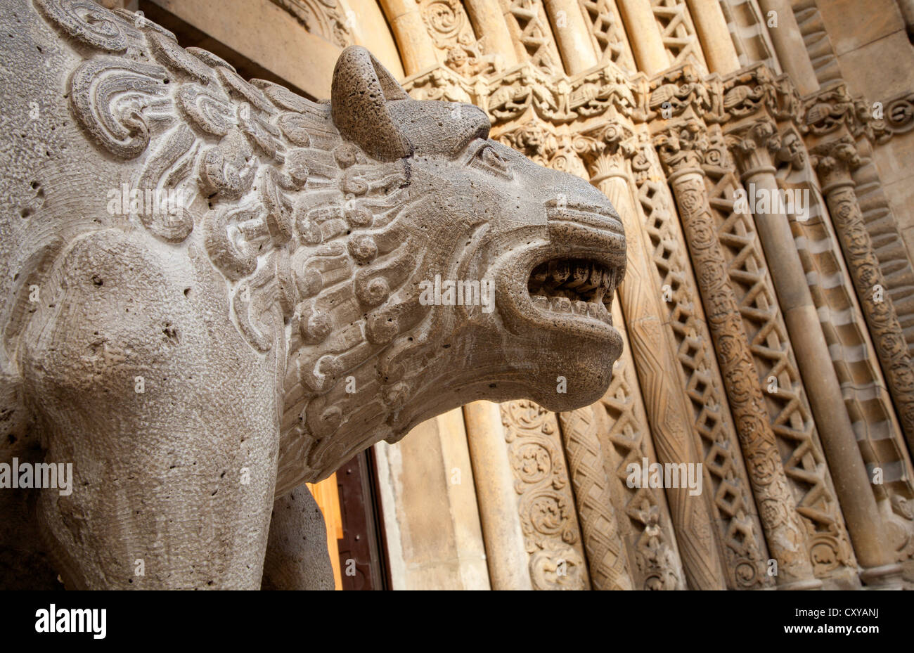 BUDAPEST - Septembre 22 : Détail du lion d'ouest portail sur l'église gothique du château Vajdahunyad dans Jak Banque D'Images