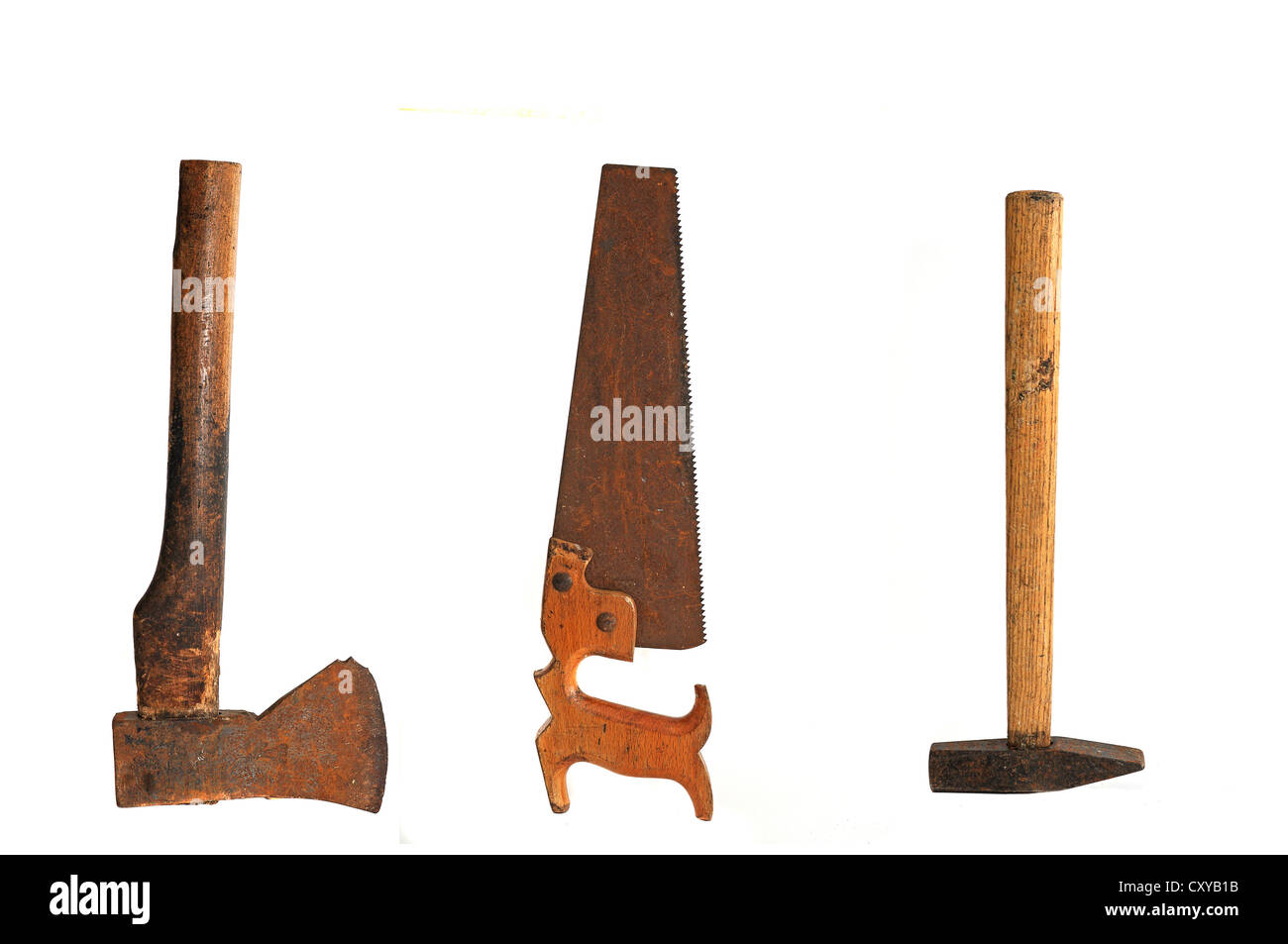 Vieux outils, hache, marteau, scie Banque D'Images