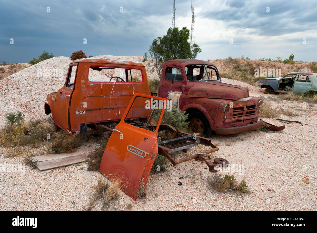 Vieux camions détruits par la rouille le champs de l'opale à falaises blanches dans la Nouvelle-Galles du Sud Australie outback Banque D'Images