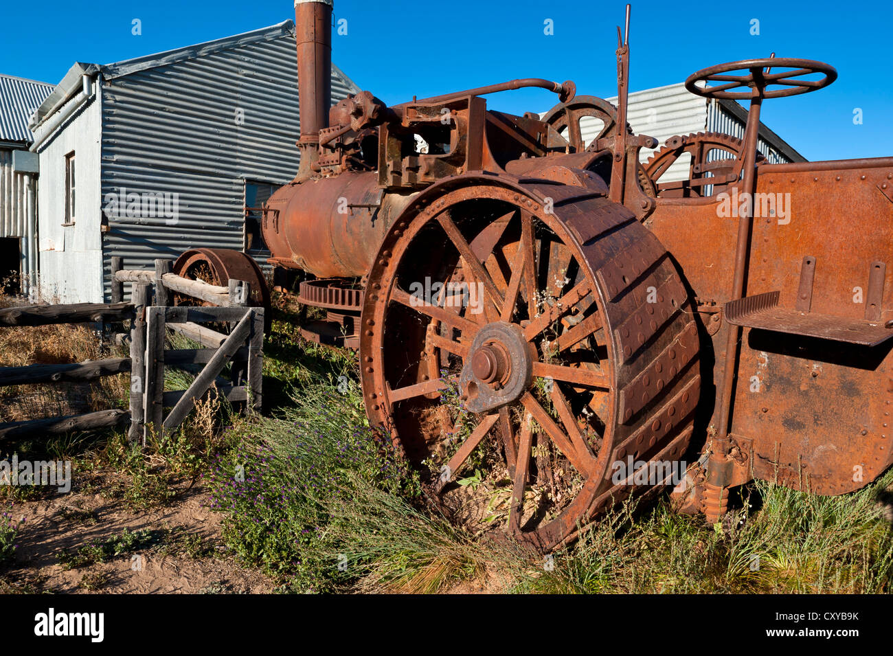 Ancien moteur de traction à l'extérieur de la jeunesse the woolshed historique au Parc National Kinchega, New South Wales, Australie. Banque D'Images