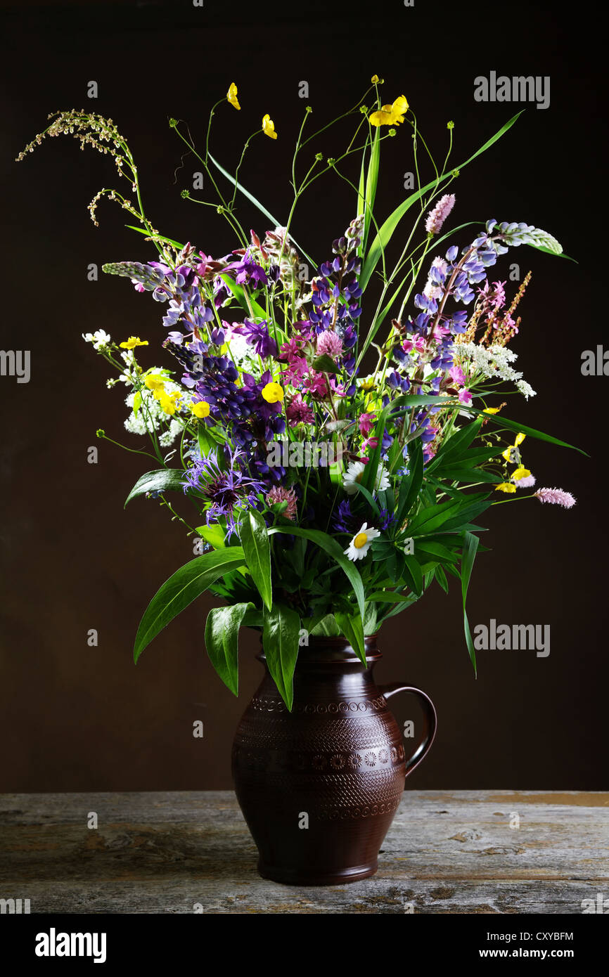 Fleurs sauvages dans un vase Banque D'Images