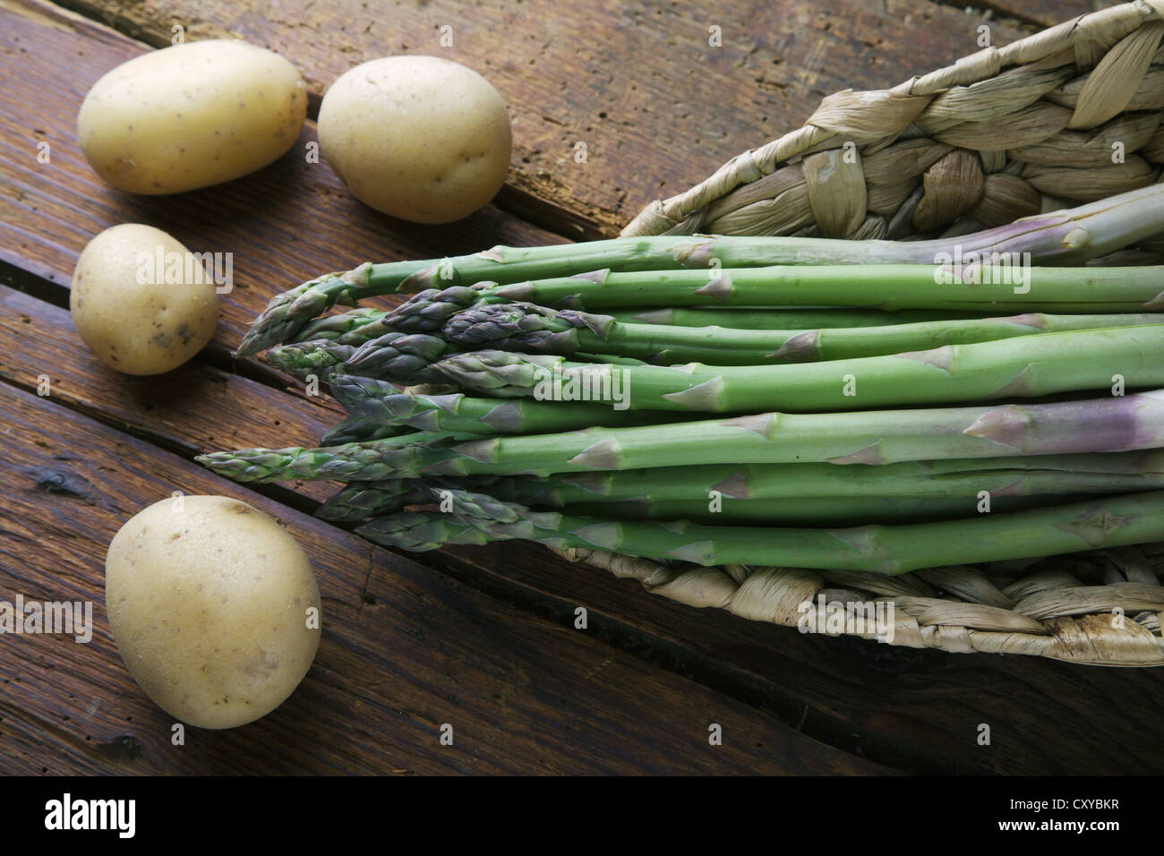 L'asperge verte (asperges) avec des pommes de terre sur une planche en bois rustique Banque D'Images