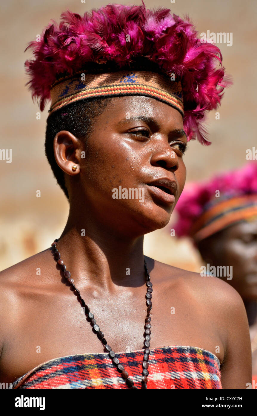 L'une des épouses du roi Fon Abumbi II en costume traditionnel dansant, palace Bafut fo, l'un des royaumes traditionnels de Banque D'Images