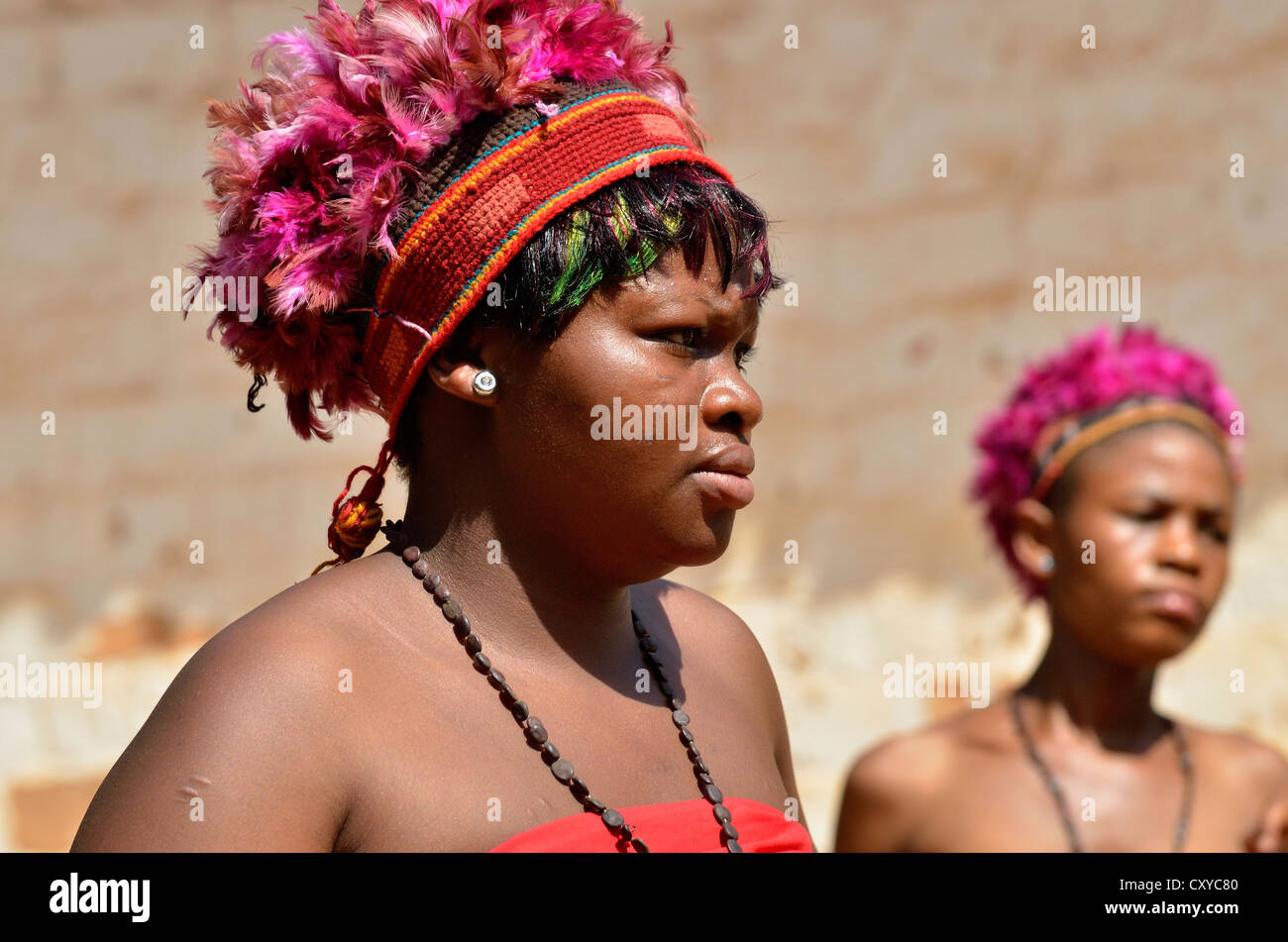 L'une des épouses du roi Fon Abumbi II en costume traditionnel dansant, palace Bafut fo, l'un des royaumes traditionnels de Banque D'Images