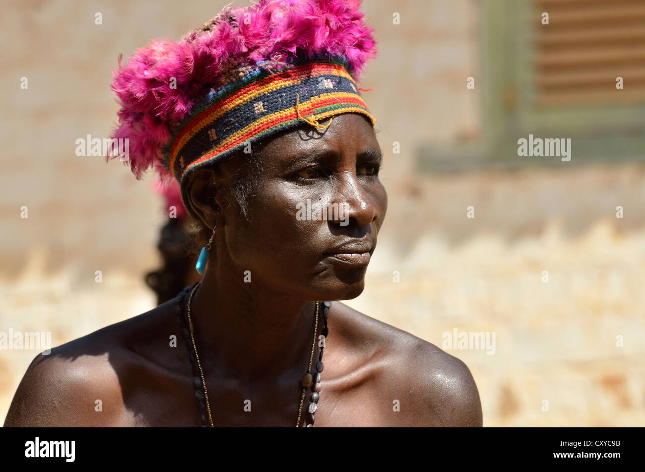 L'une des épouses du roi Fon Abumbi II en costume traditionnel dansant, palace Bafut fo, l'un des royaumes traditionnels de Banque D'Images