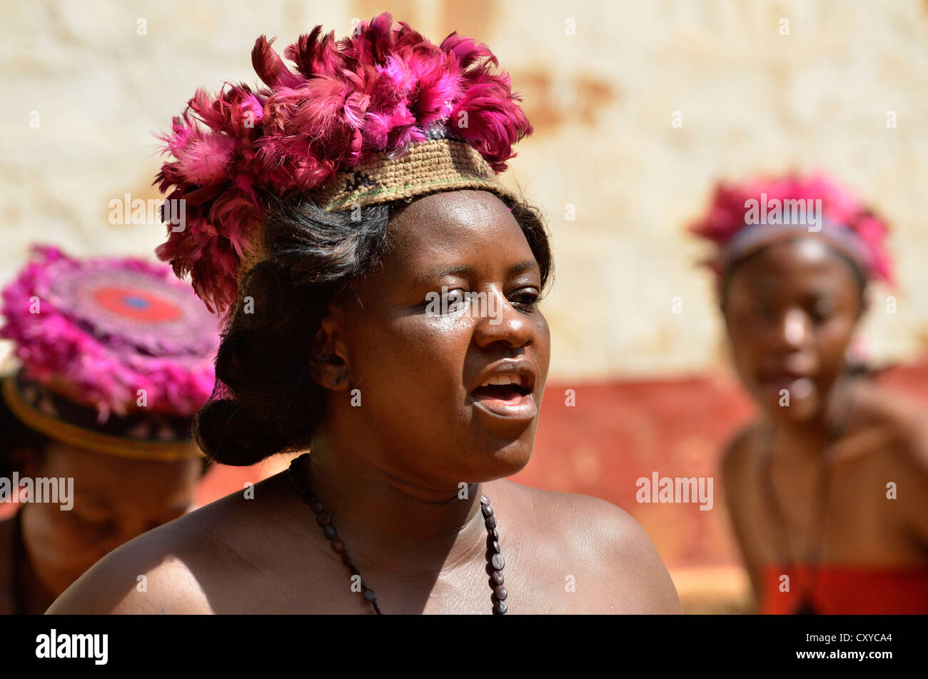 L'une des épouses du roi Fon Abumbi II en costume traditionnel dansant, palace Bafut fo, l'un des royaumes traditionnels de Banque D'Images