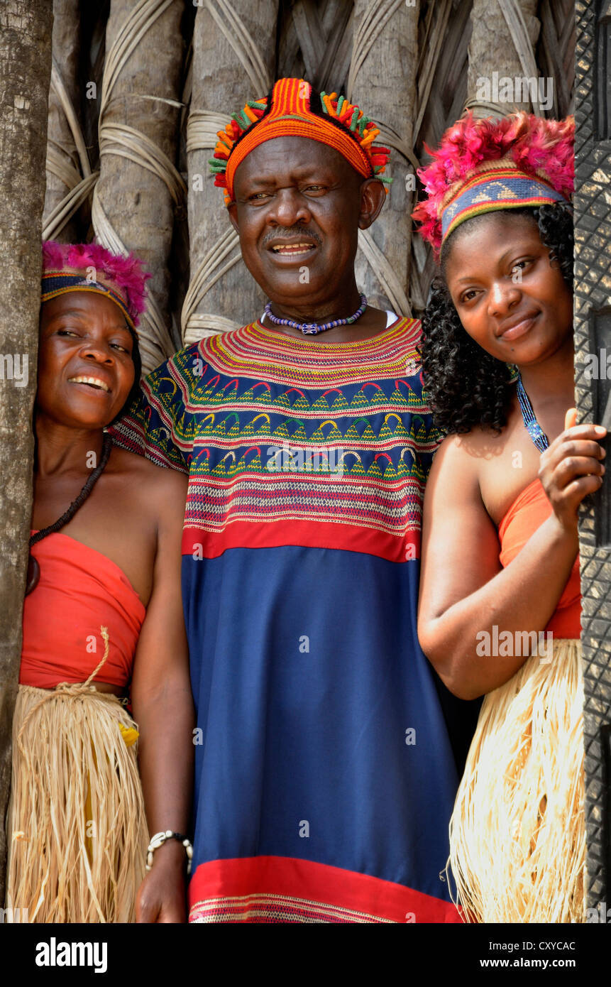 Le roi Fon Abumbi II, chef de l'un des royaumes traditionnels dans le nord ouest du Cameroun, en face de l'Achum sanctuaire à son siège Banque D'Images