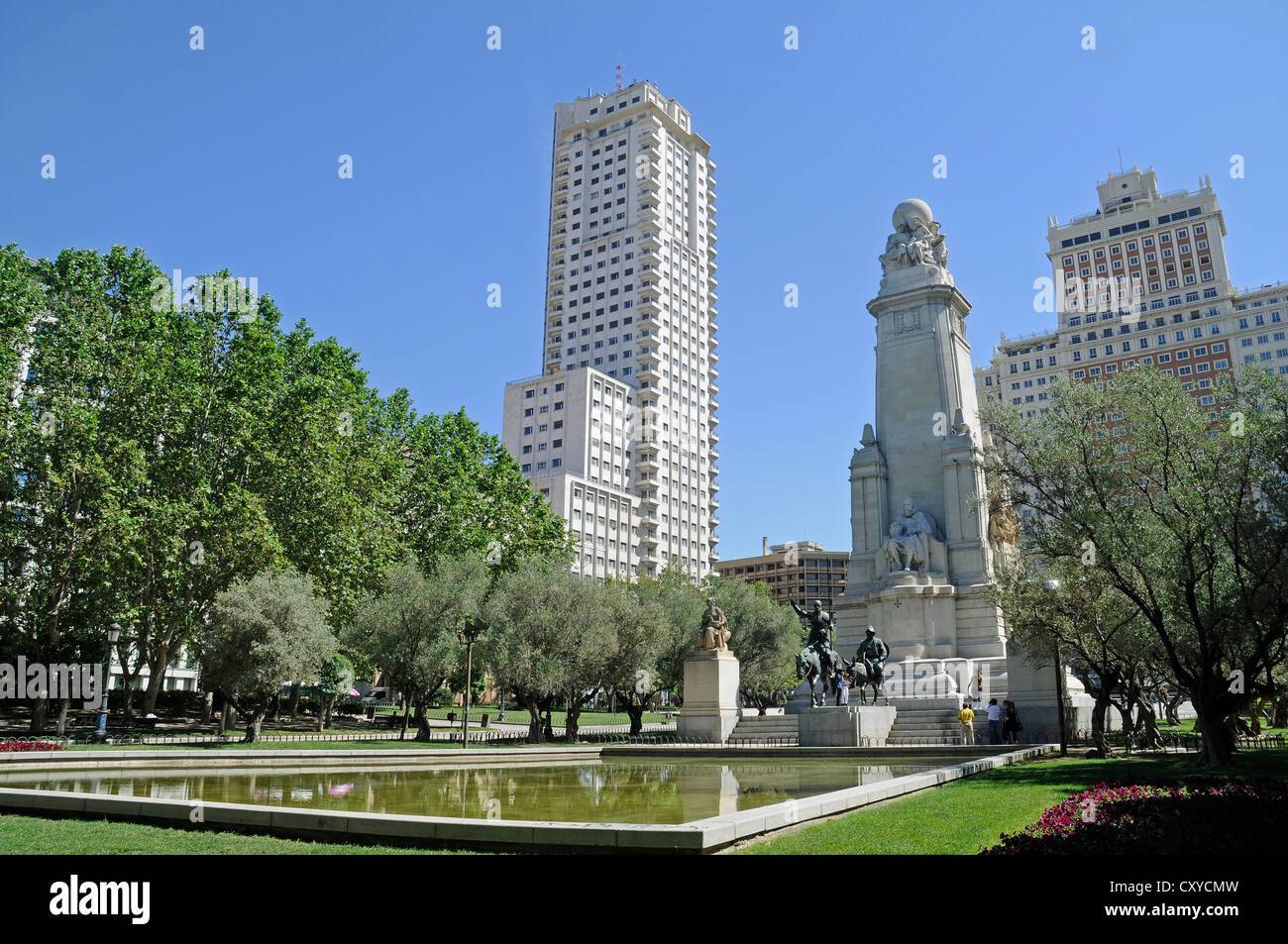 Torre de Madrid, immeuble de grande hauteur, monument à Miguel de Cervantes avec sculptures de Don Quichotte et Sancho Panza sur la Plaza de Banque D'Images
