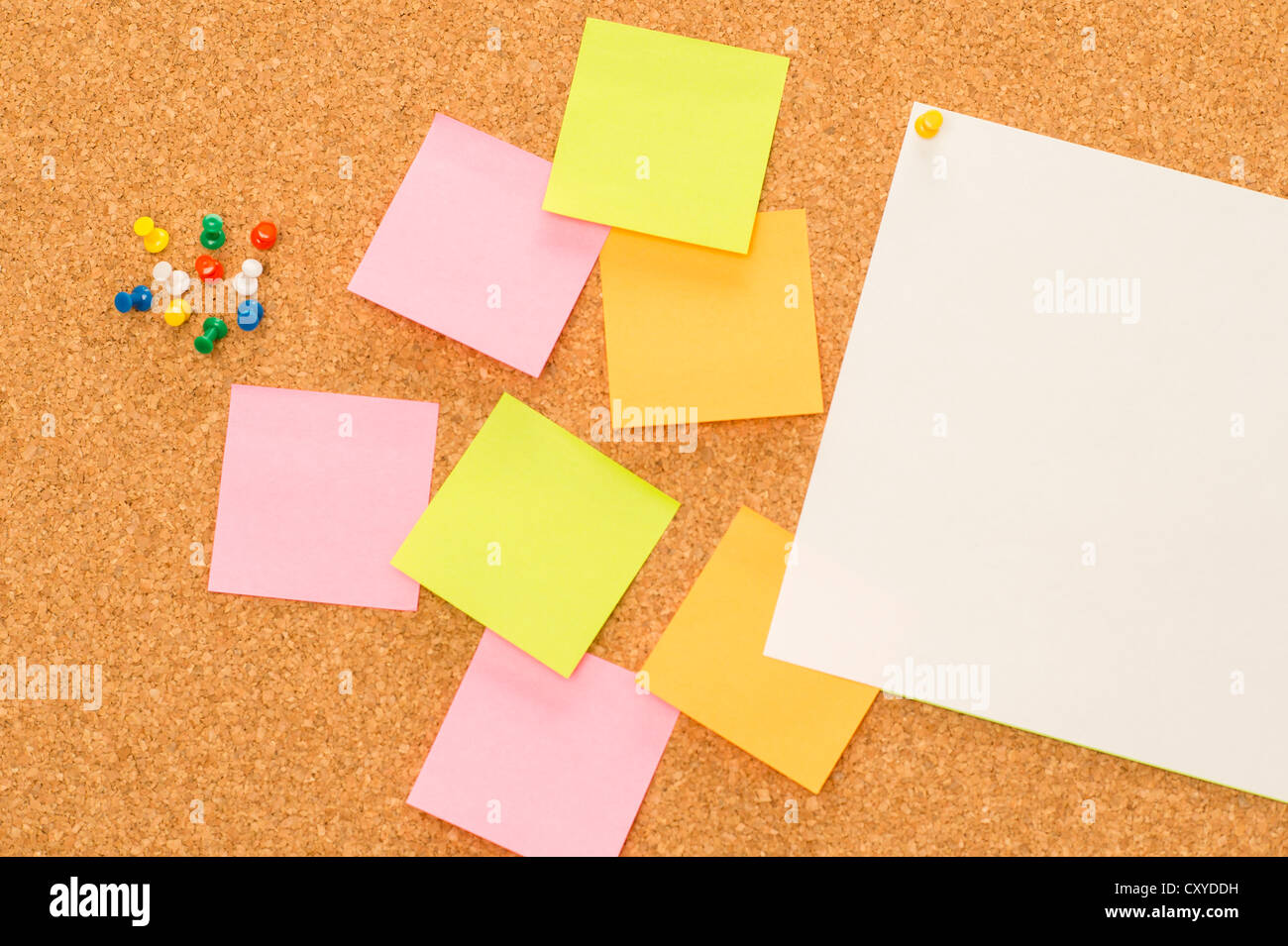 Autocollant Post-it note avec broches à bord Banque D'Images