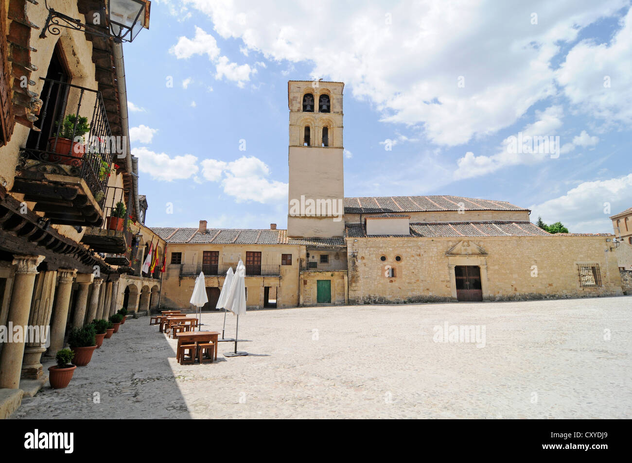 L'église, la Plaza Mayor, village de Pedraza de la Sierra, province de segovia, Castilla y Leon, Castille et León, Espagne Banque D'Images