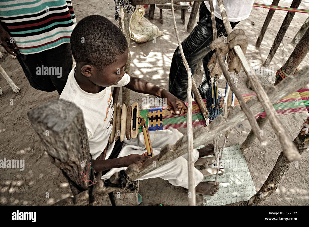 Tissage de l'enfant Bain de stripe, Ghana Banque D'Images