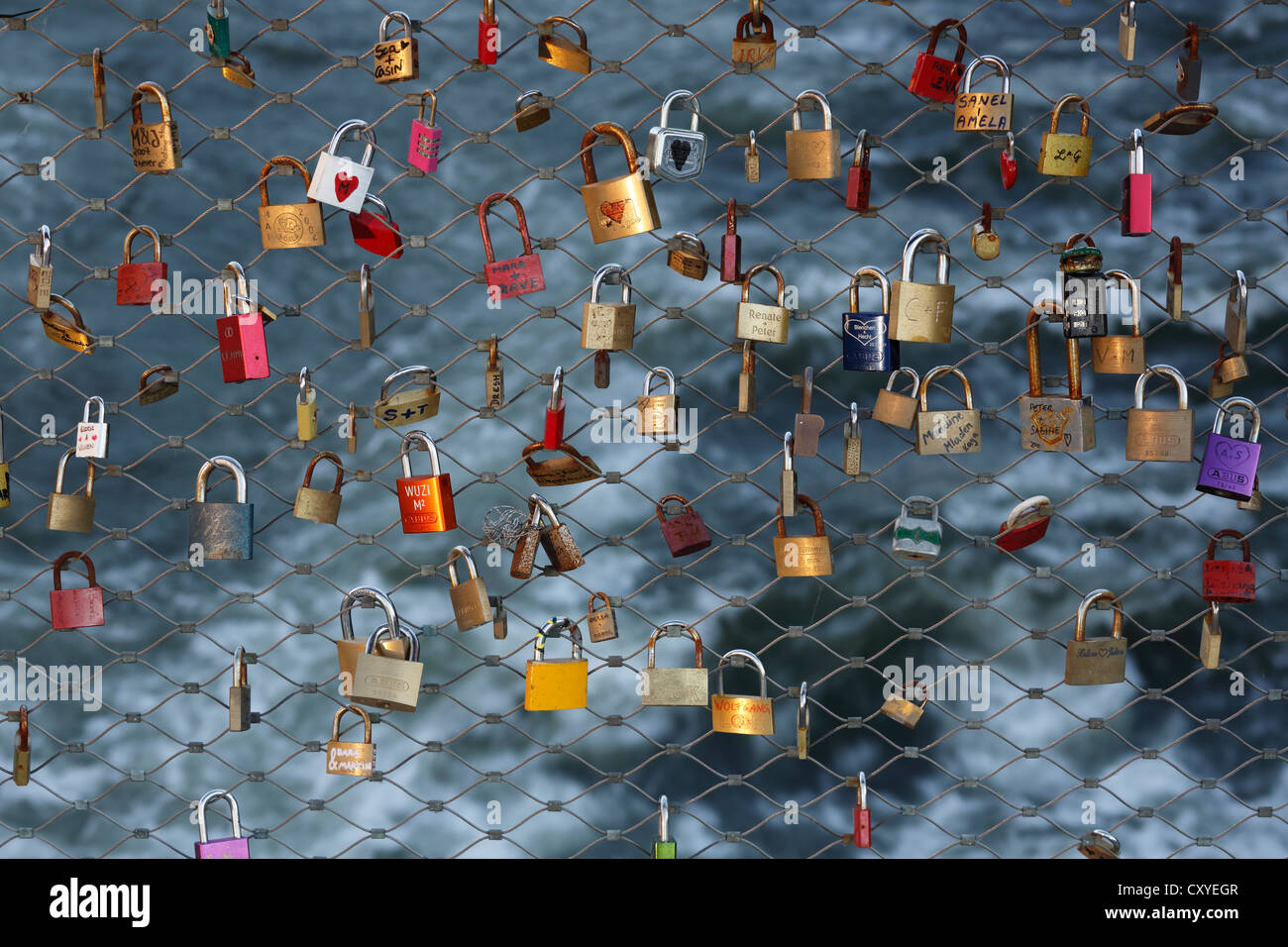 Serrures, cadenas d'amour, comme un signe de vie, à le pont principal sur la rivière Mur, Graz, Styria, Austria, Europe Banque D'Images