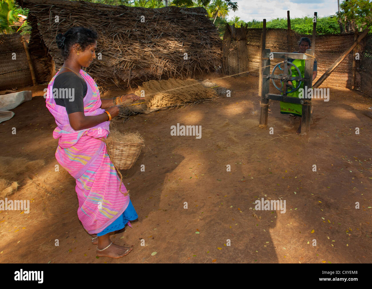 Les femmes indiennes faire des cordes avec un vieux métier à tisser dans un village près de Madurai, Inde Banque D'Images