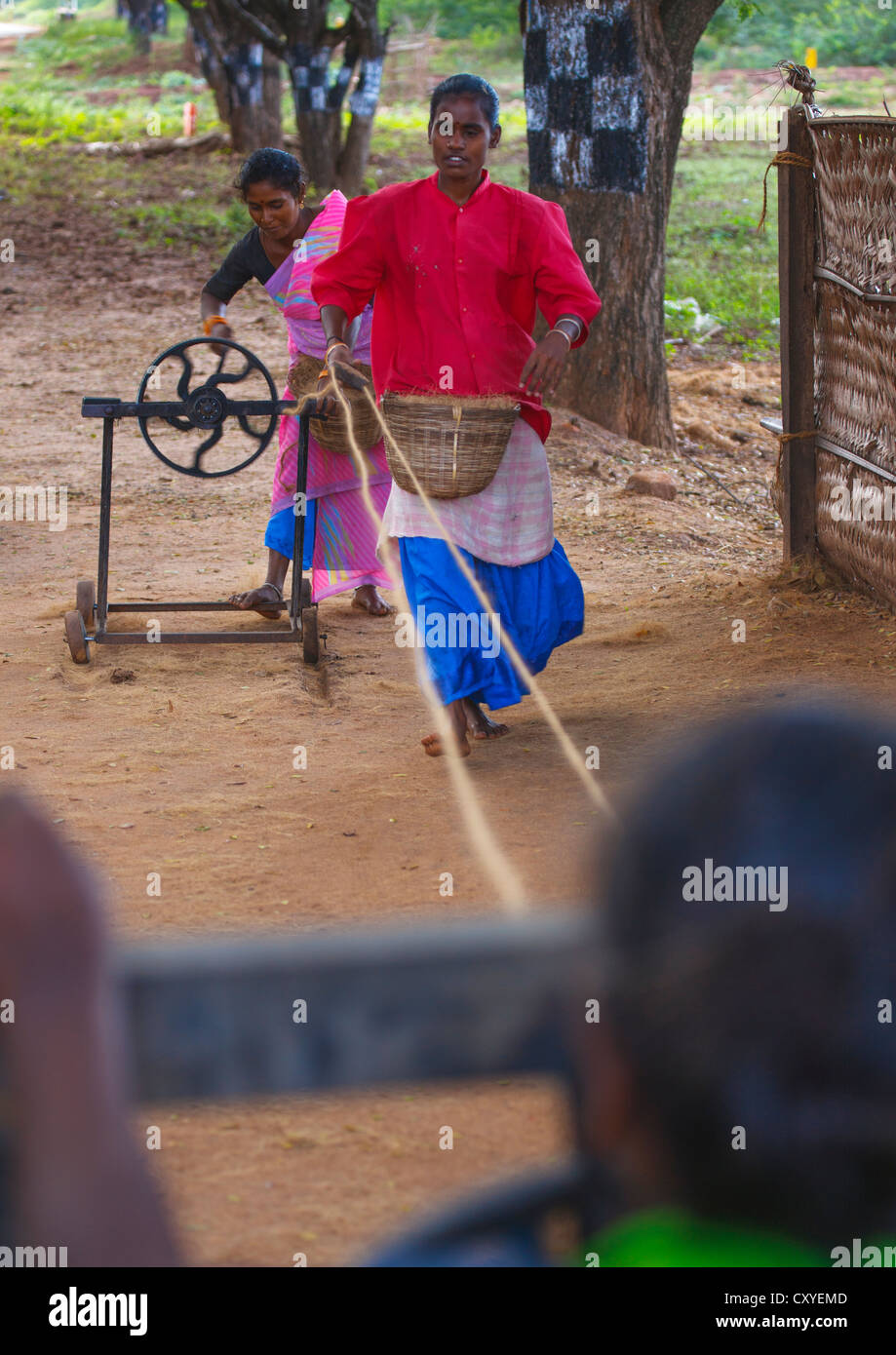 Les femmes indiennes faire des cordes avec un vieux métier à tisser dans un village près de Madurai, Inde Banque D'Images