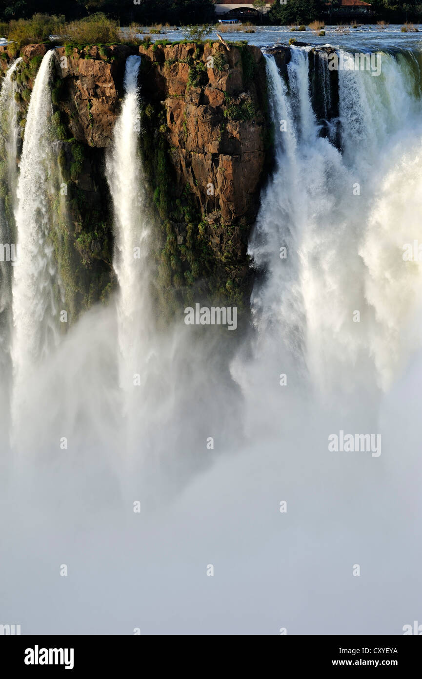Cascades à la Gorge du Diable, Garganta del Diablo, chutes d'Iguacu Falls ou au patrimoine mondial de l'UNESCO, à la frontière du Brésil Banque D'Images