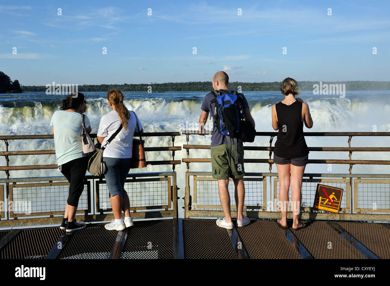 Les touristes à la recherche dans la Gorge du Diable, Garganta del Diablo, chutes d'Iguacu Falls ou au patrimoine mondial de l'UNESCO, à la frontière Banque D'Images