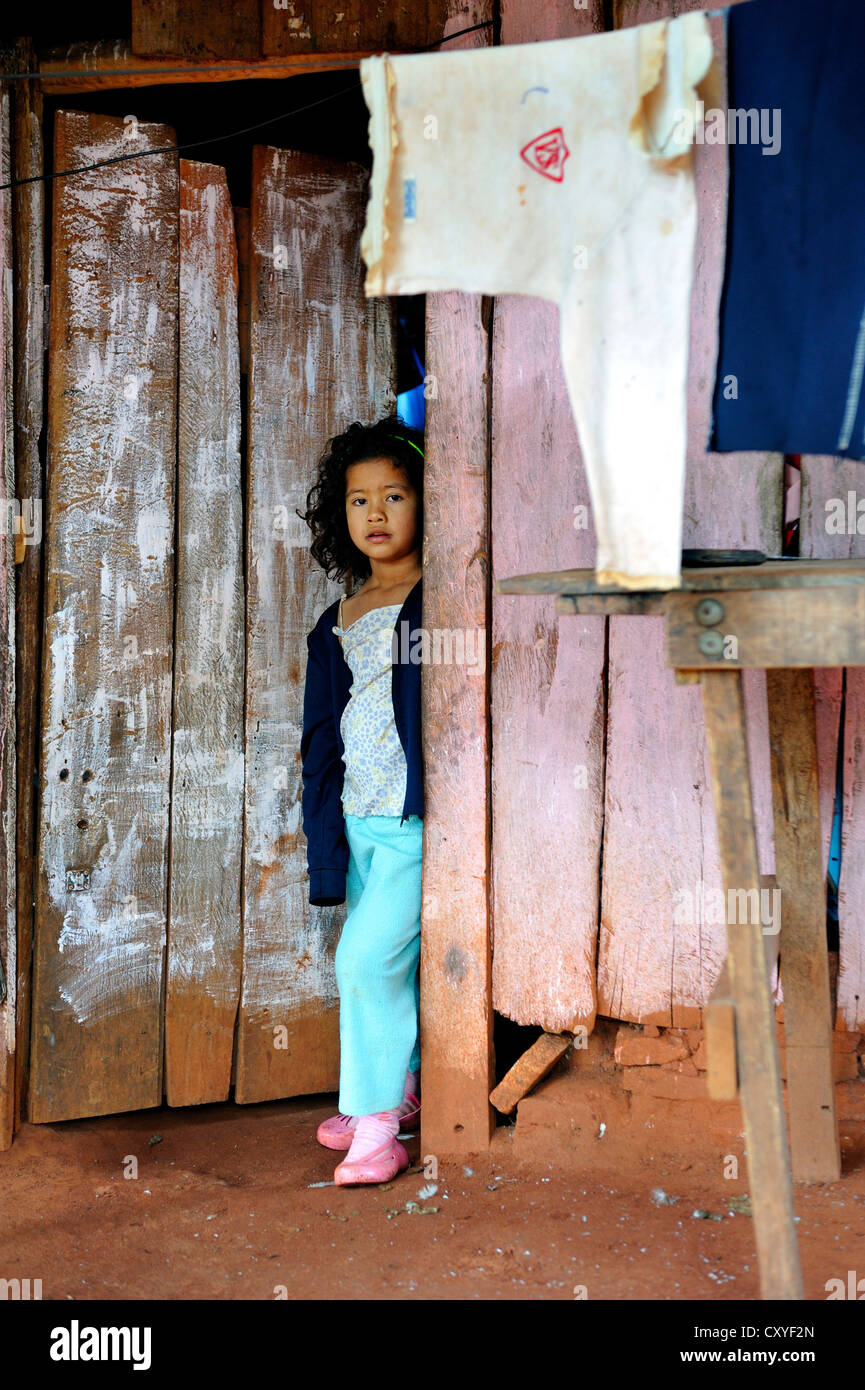 Fille à la porte d'une hutte simple appartenant aux travailleurs agricoles, Comunidad Arroyito, Concepcion, Paraguay, Amérique du Sud Banque D'Images