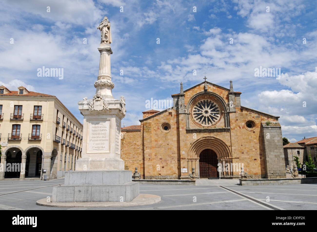 L'église San Pedro, statue de Santa Teresa, Plaza de Santa Teresa square, Avila, Castille-Leon, Espagne, Europe Banque D'Images