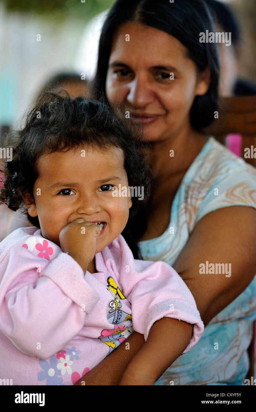 La mère et l'enfant, Comunidad Vy'a Renda, Département de Curuguaty, Canindeyu, Paraguay, Amérique du Sud Banque D'Images