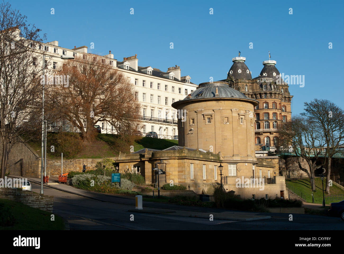 Scarborough South Bay la rotonde Musée avec le Grand Hôtel et le pont terrasse dans l'arrière-plan Banque D'Images