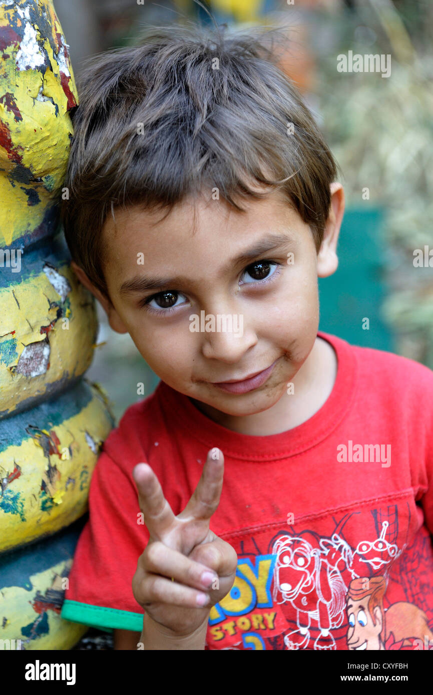 Petit garçon faisant la 'victoire' sign, Buenos Aires, Argentine, Amérique du Sud Banque D'Images