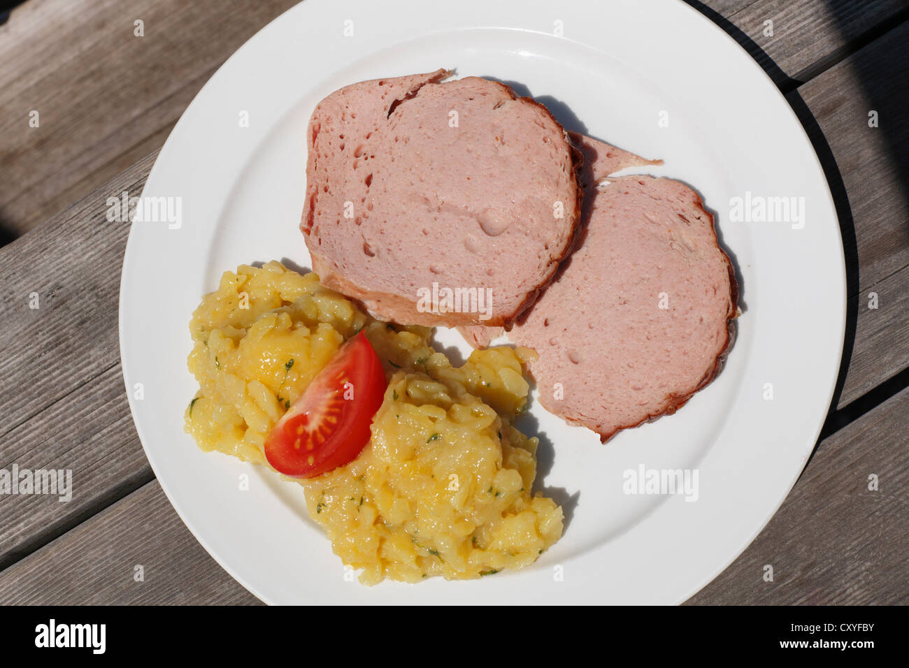 Pain de viande de boeuf et de porc avec salade de pommes de terre, la Haute-Bavière, Bavière Banque D'Images
