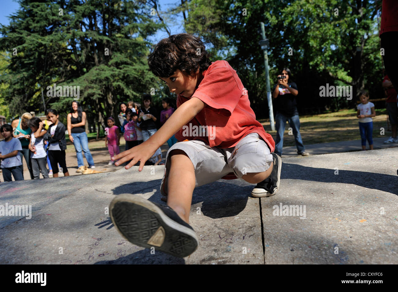 Boy danse au son de la musique hip-hop, street dance, de l'Organisation 'El Timbal' Culebron Cuartel V, Moreno, Buenos Aires, Argentine Banque D'Images