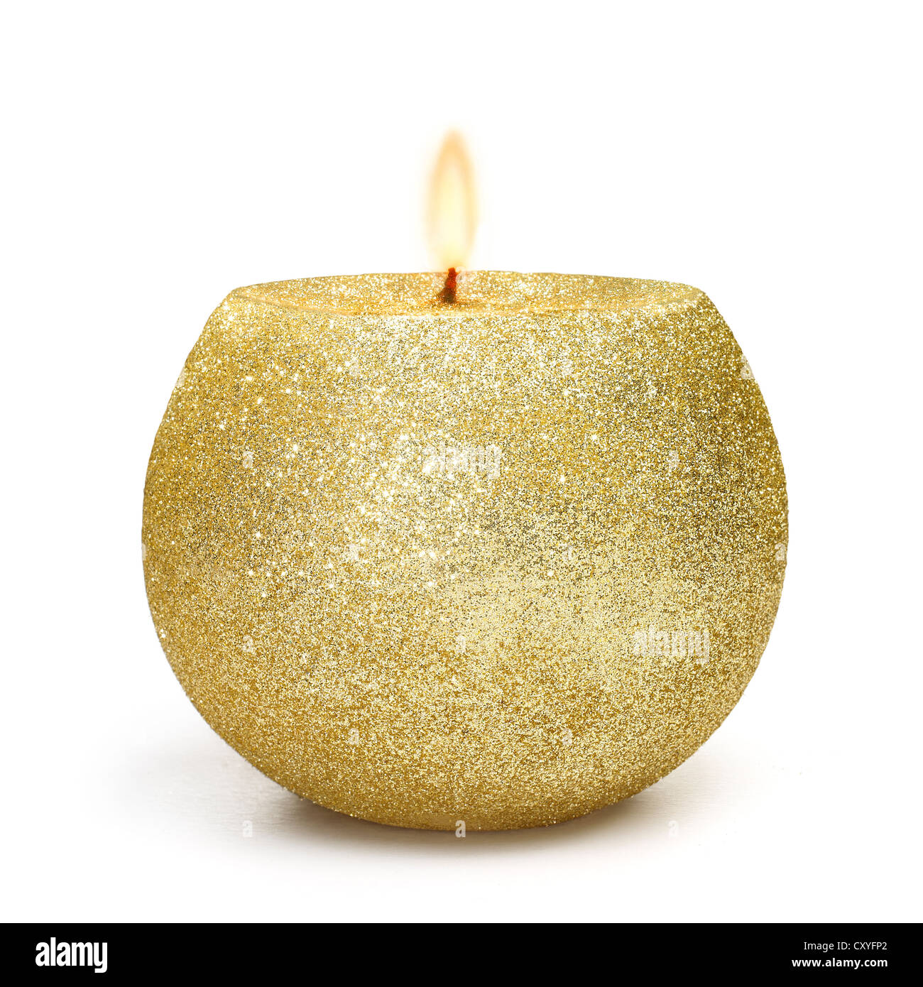 L'allumage des bougies brillant sur fond blanc avec la couleur de l'or Banque D'Images
