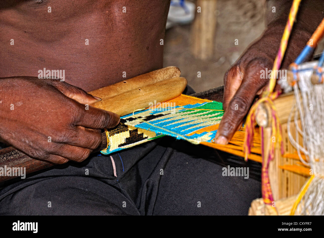 L'homme bande, Ghana kente tissage Banque D'Images