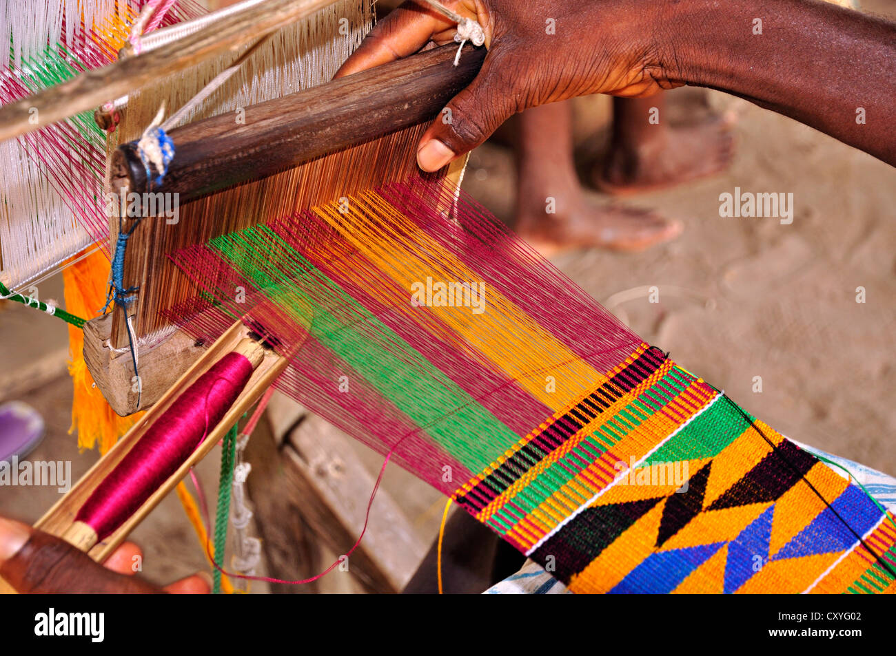 L'homme bande, Ghana kente tissage Banque D'Images