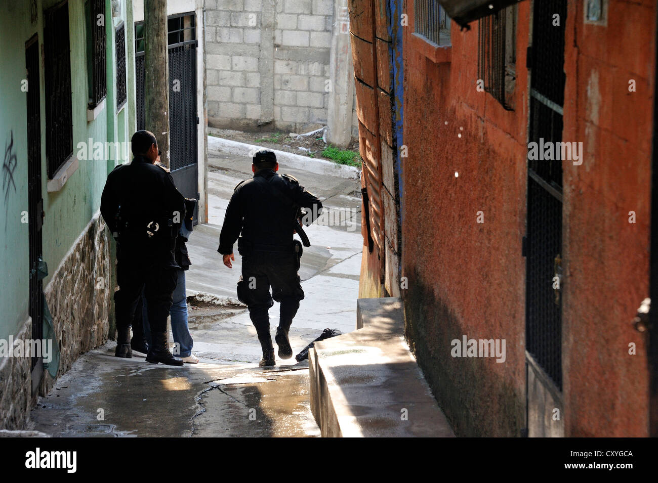 Unités de police lourdement armés patrouillant dans le quartier pauvre d'El Esfuerzo, le district est contrôlé par des gangs rivaux Banque D'Images