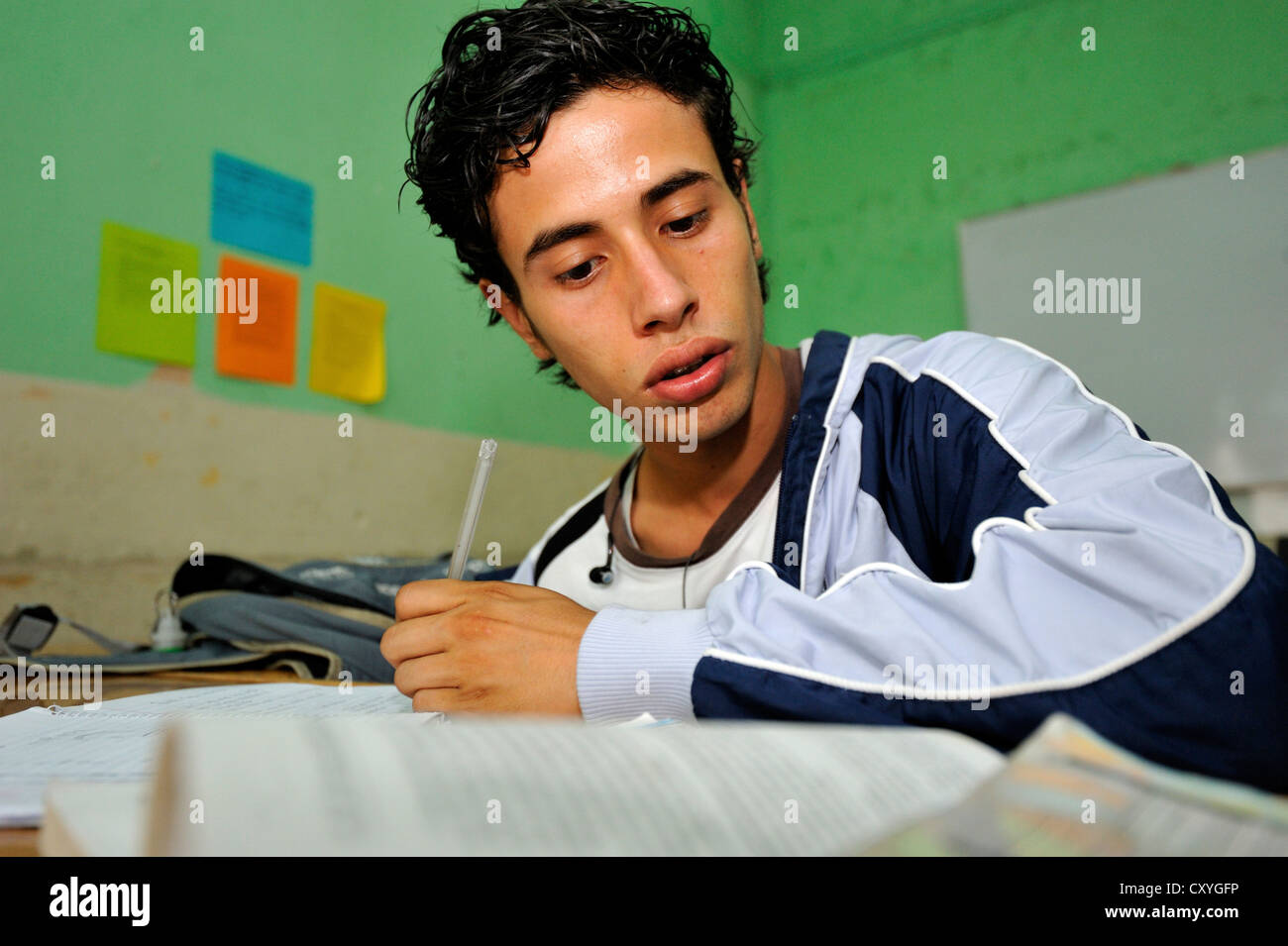 Adolescent, 18 ans, fait ses devoirs, c'est un ancien tueur et membre d'une bande de jeunes, Mara, grâce à El Banque D'Images