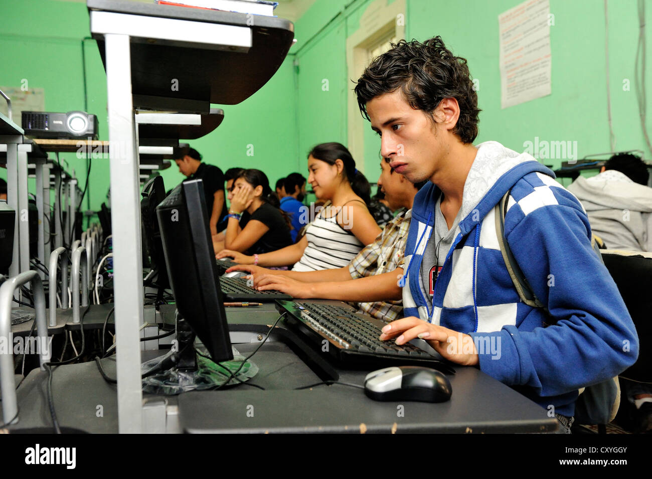 Adolescent, 18 ans, participant à une classe de sciences informatiques à l'Parque Technologico Ceiba école de formation professionnelle, il est un ancien Banque D'Images