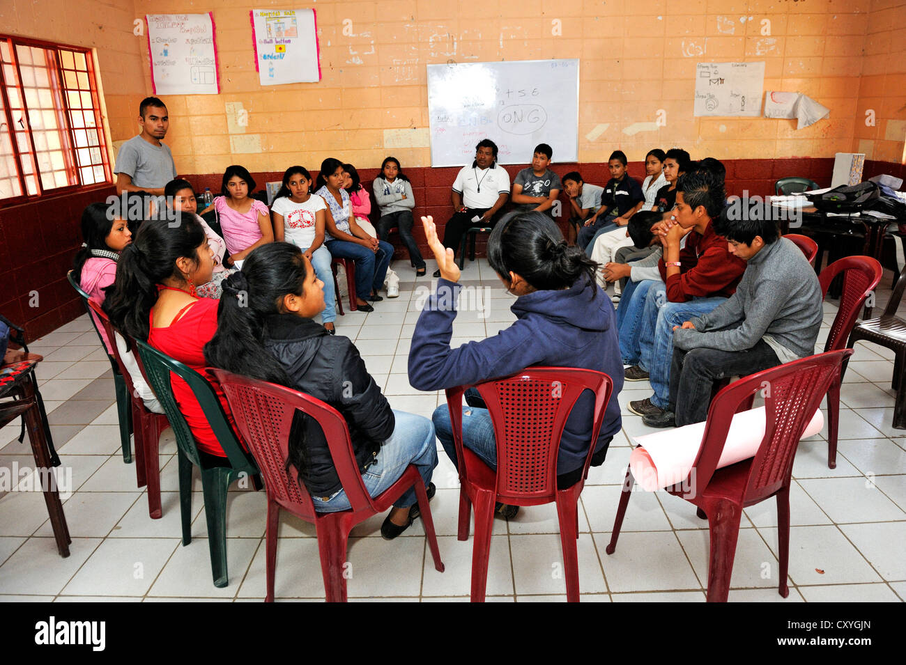 Les jeunes, de discuter de l'école Escuela Ceiba, Lomas de Santa Faz slum, Guatemala City, Guatemala, Amérique Centrale Banque D'Images
