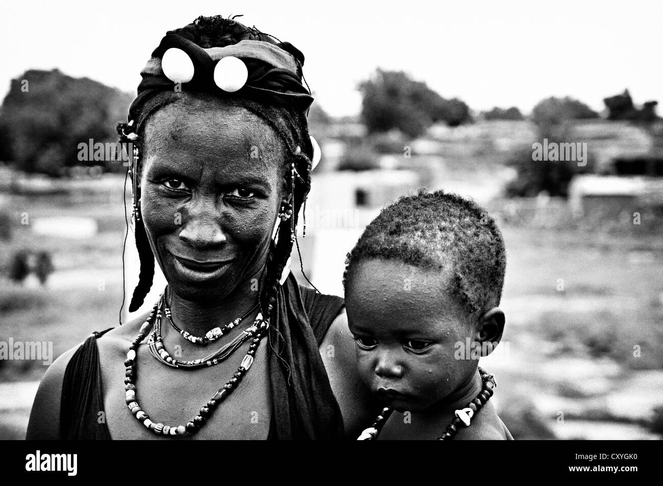 Femme Peul portant des bijoux avec son bébé, au Mali Banque D'Images