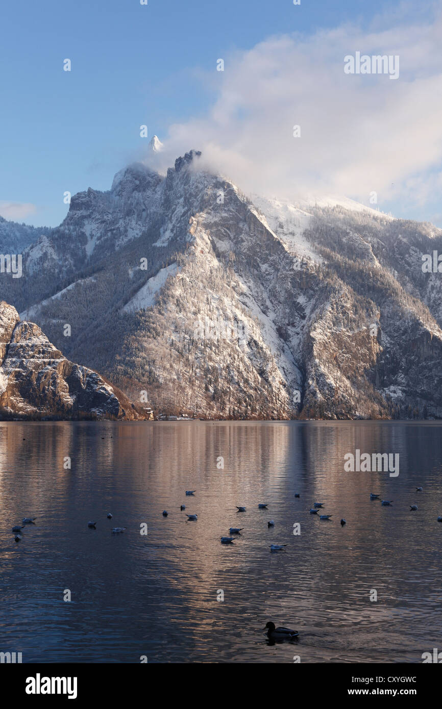 Le lac Traunsee avec Erlakogel Roetelstein et montagne montagne comme vu de Traunkirchen, Salzkammergut, Haute Autriche, Autriche Banque D'Images